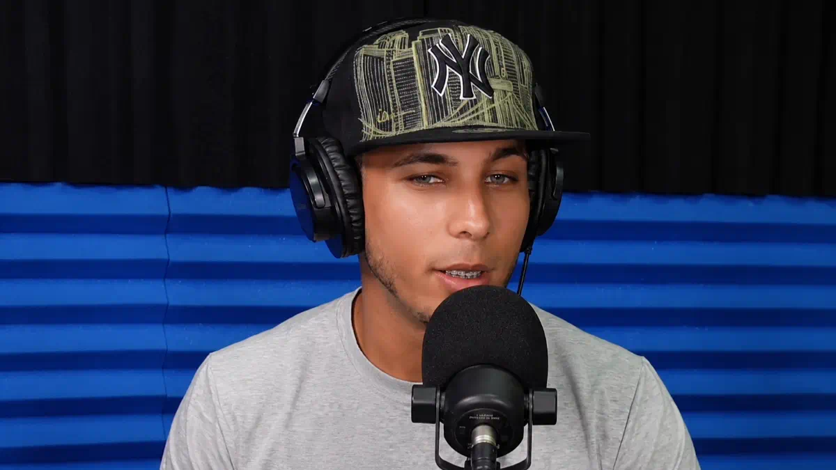 Edwin Morel aparece con gorra y audífonos frente a un micrófono durante el programa Medio de Voz sobre la controversia.