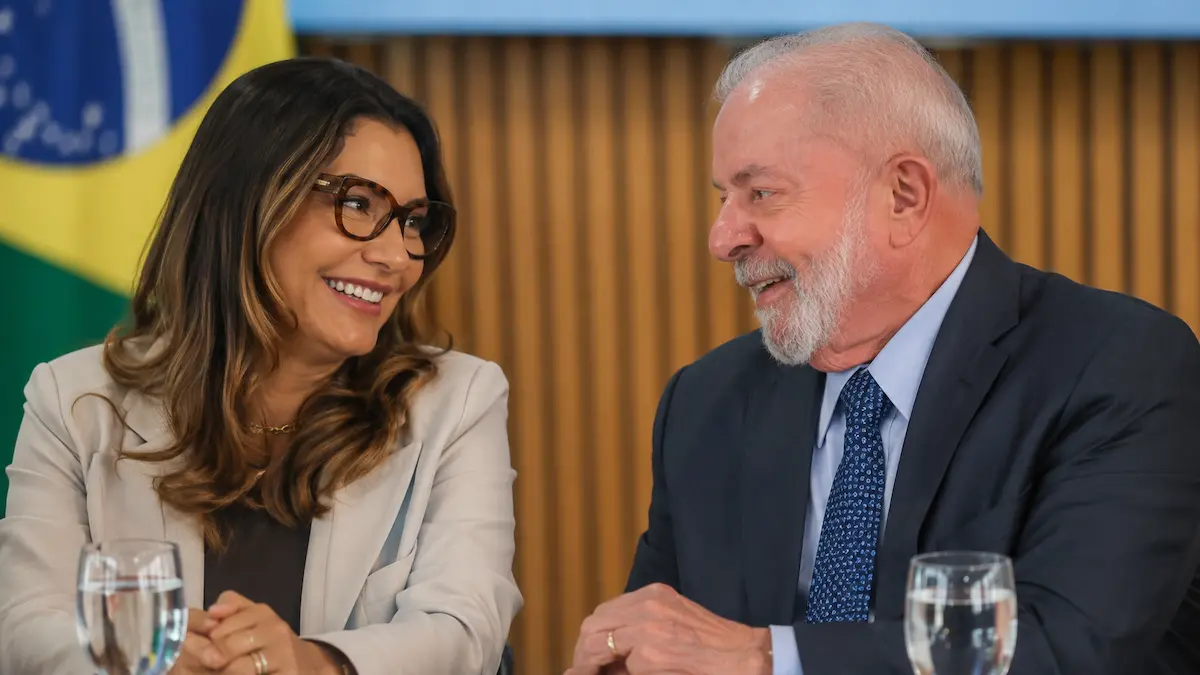 Ilustración editorial de pareja conversando y sonriendo en un acto institucional con bandera de Brasil al fondo