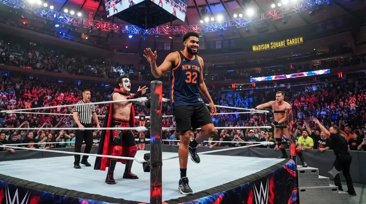 Karl-Anthony Towns aparece dentro de un cuadrilátero de lucha libre ante el público reunido en una arena de Nueva York.