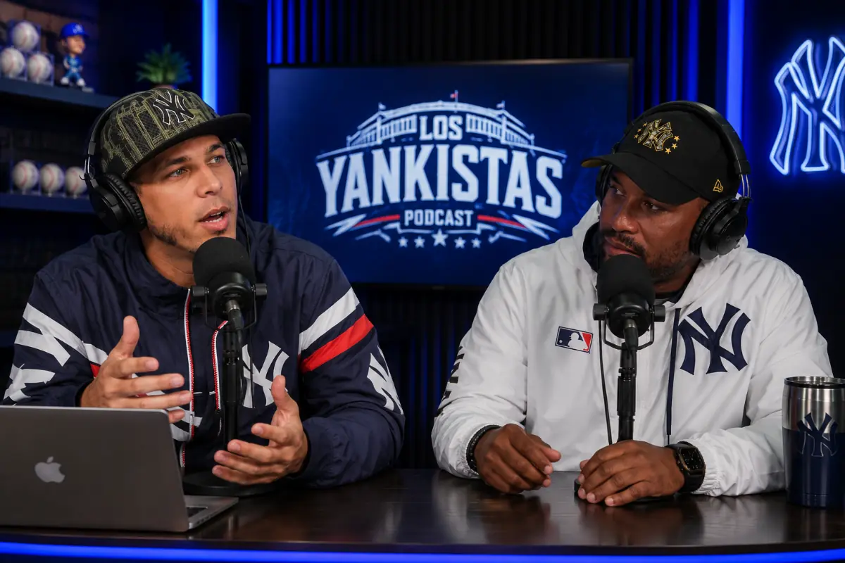 Edwin Morel y Daniel Cuevas conversan ante micrófonos con un estadio de béisbol iluminado al fondo.