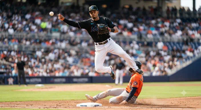 Jugador de los Marlins lanza la pelota durante una acción defensiva en el terreno, con las gradas desenfocadas al fondo.