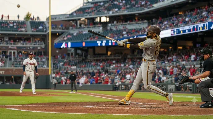 Fernando Tatis Jr. observa la trayectoria de su batazo mientras el receptor permanece detrás del plato en el estadio.